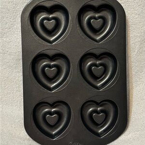 Wilton Black Heart-Shaped 6-Cavity Baking Pan